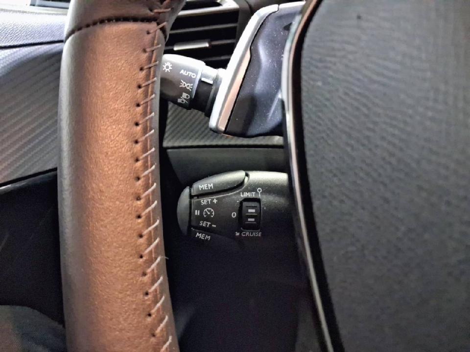 Peugeot 208 Allure HYBRID 100 eDCS6