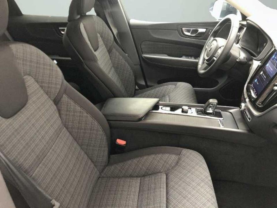 Volvo XC60 2.0 B4 D Momentum Auto