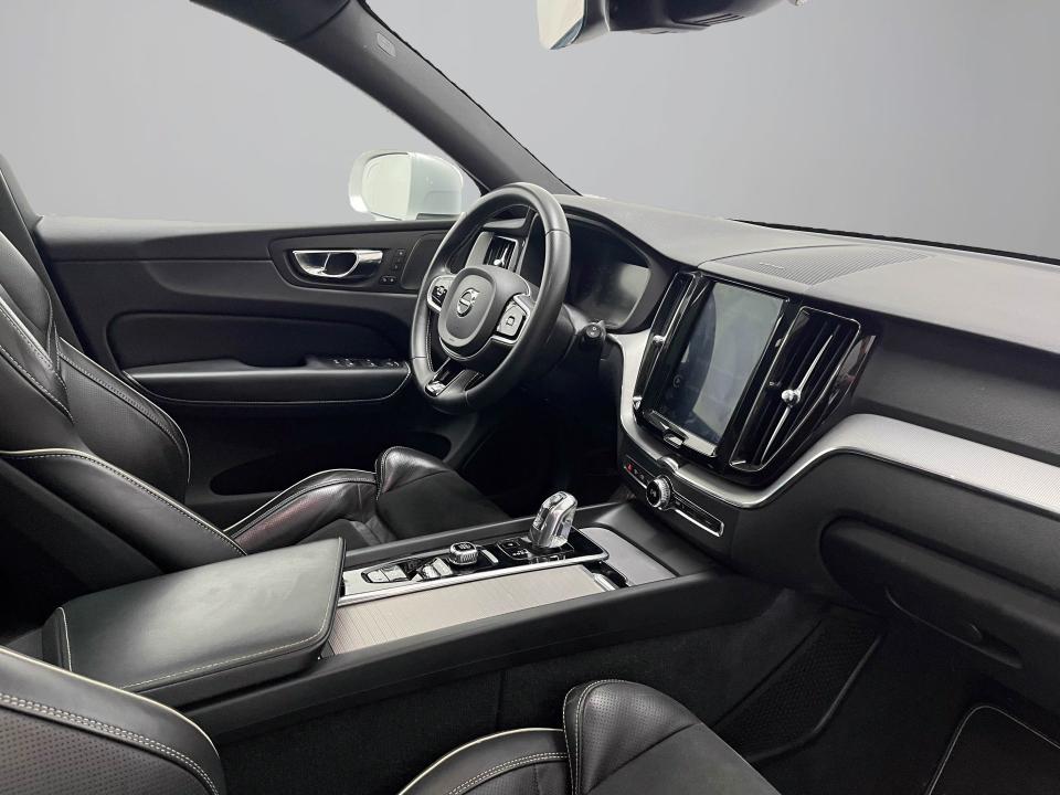 Volvo XC60 2.0 T8 AWD R-Design Auto