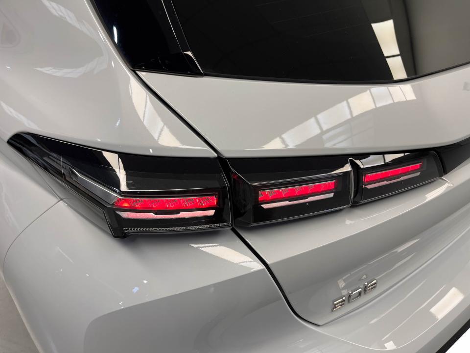 Peugeot 308 5P Allure Hybrid MHEV 136 e-DCS6