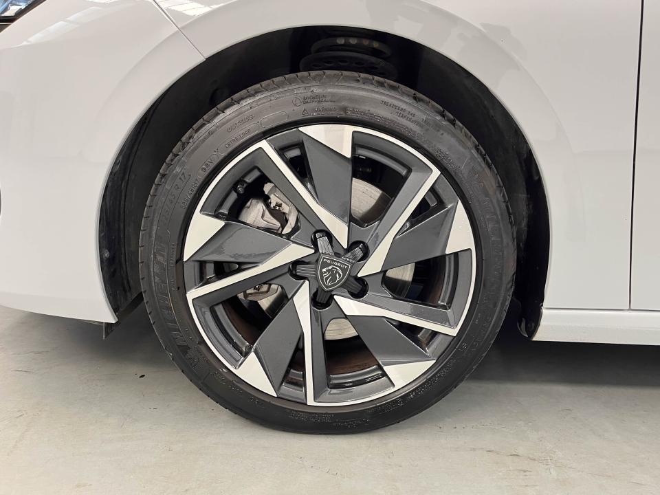 Peugeot 308 5P Allure Hybrid MHEV 136 e-DCS6