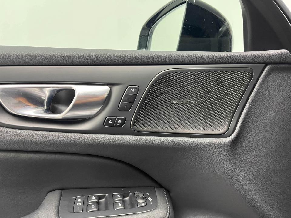 Volvo V60 2.0 T6 AWD Recharge Ultra Dark Auto