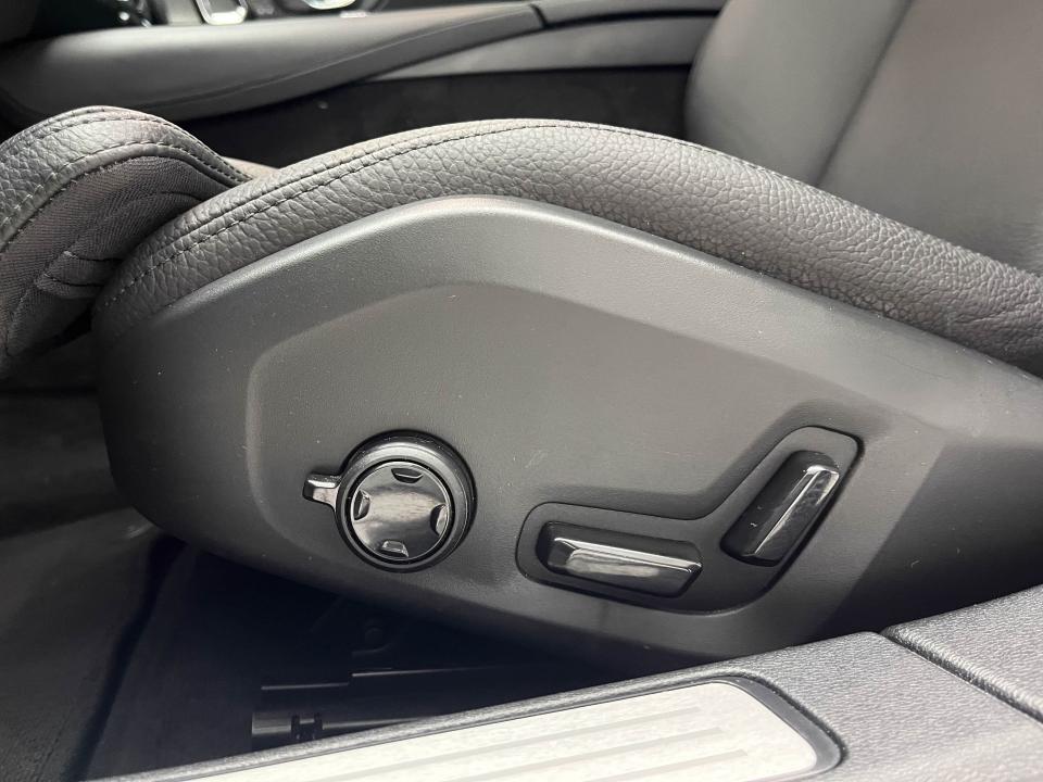 Volvo V60 2.0 T6 AWD Recharge Ultra Dark Auto