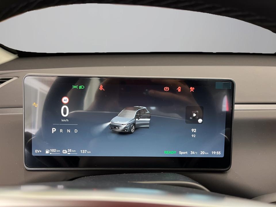 0 C10 C10 REEV 28.4 kWh Life REEV Hybrid Auto